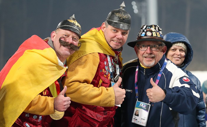 야그 힘러(Jaerg Himmler)씨(왼쪽 두번째)와 두 친구들이 5일 ‘2017 BMW IBU 바이애슬론 월드컵’이 열린 알펜시아 바이애슬론센터에서 엄지손가락을 들어보이고 있다.