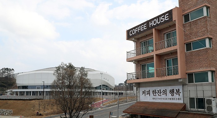 The Gyeongpo branch of Bohemian Roasters is located next to the Gangneung Ice Arena, the venue that will play host to the skating events at the PyeongChang 2018 Olympic and Paralympic Winter Games next year. The coffee shop was filled with visitors during the ISU Four Continents Figure Skating Championships 2017 last month.