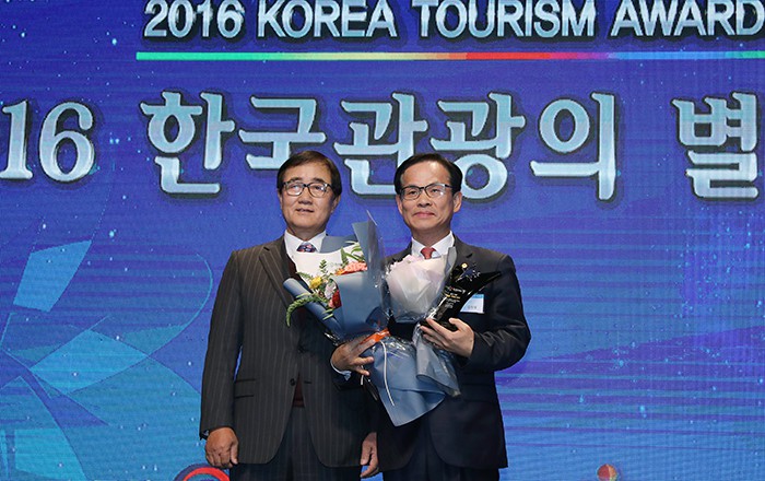 Gangneung Coffee Street is one of the winners at the 2016 Korea Tourism Awards. Vice Mayor of Gangneung City Kim Cheolrae (right) poses for a photo at the award ceremony on Dec. 8, 2016.