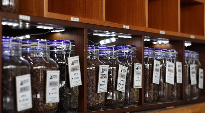 A variety of coffee beans welcome visitors to Bohemian Roasters’ Sacheon branch, where they can also purchase a range of coffee beans and coffee products.