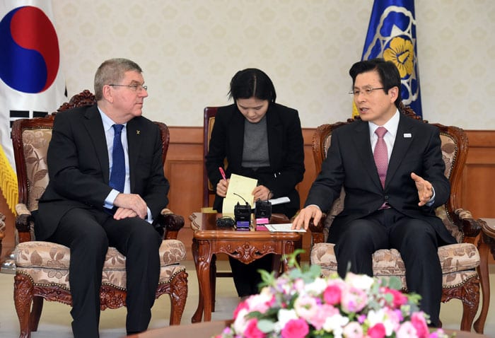IOC President Thomas Bach (left) and Acting President and Prime Minister Hwang Kyo-ahn discuss measures to support the PyeongChang 2018 Olympic and Paralympic Winter Games next year, during a meeting at the Government Complex-Seoul on March 14.