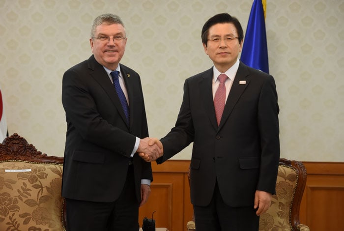 IOC President Thomas Bach (left) and Acting President and Prime Minister Hwang Kyo-ahn pose for a photo during a meeting at the Government Complex-Seoul on March 14.