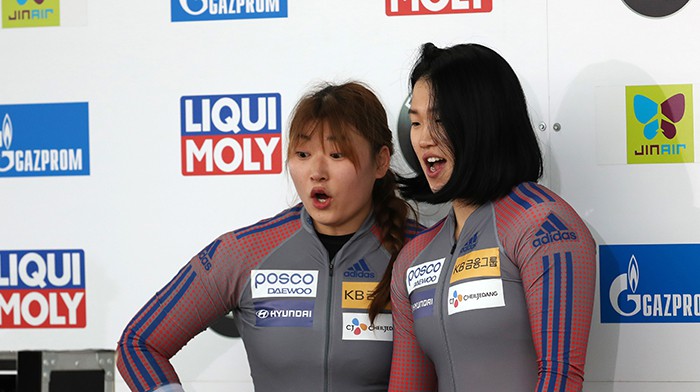 한국의 김유란(오른쪽)과 김민성이 18일 강원도 평창 알펜시아 슬라이딩센터에서 열린 ‘2016-2017 BMW 국제봅슬레이스켈레톤경기연맹(IBSF) 월드컵 대회' 여자 봅슬레이 경기에서 일본의 경기결과를 확인하며 놀라고 있다.