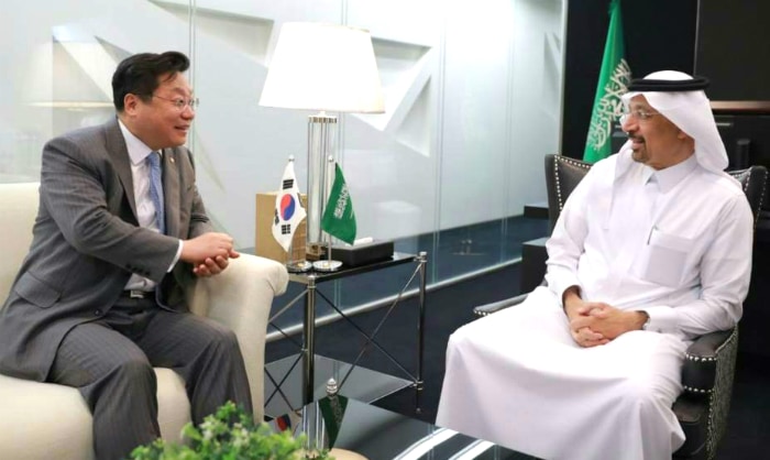 Minister of Trade, Industry and Energy Joo Hyung-hwan (right) holds a meeting with Saudi Arabian Minister of Energy, Industry Khalid Al-Falih in Riyadh on Apr. 4.