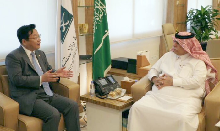 Minister of Trade, Industry and Energy Joo Hyung-hwan (right) holds a meeting with Minister of Commerce and Investment Majed Al Qasabi in Riyadh on April 4.