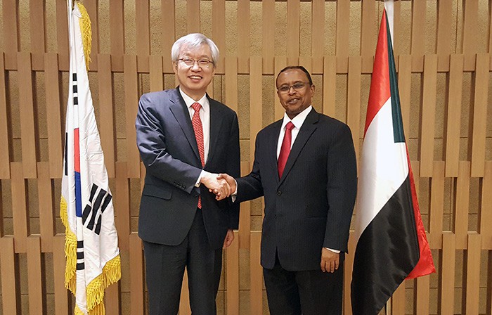 Deputy Minister for Economic Affairs Lee Tae-ho (left) and Undersecretary Abdel-ghani Elnaim of the Sudanese Ministry of Foreign Affairs pose for a photo in Khartoum on April 5. (Ministry of Foreign Affairs)