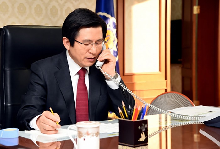 Acting President and Prime Minister Hwang Kyo-ahn speaks with U.S. President Donald Trump on April 8. The two leaders discussed the latest U.S.-China summit and measures to strengthen cooperation, all to cope with North Korean issues. (Prime Minister’s Office)