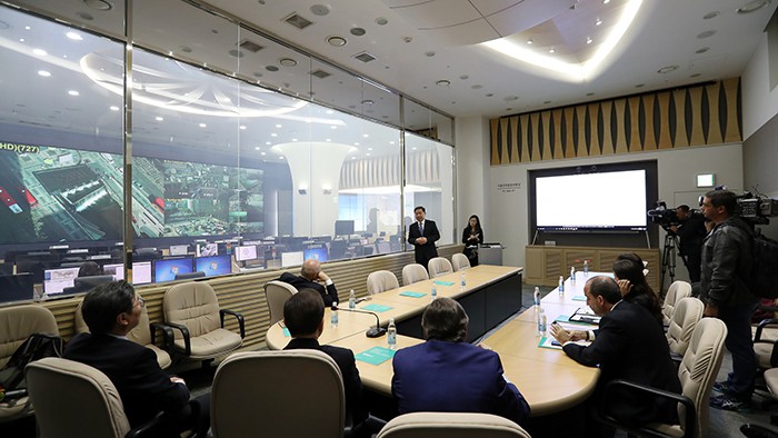 Sao Paulo Mayor Joao Doria and Sao Paulo city government officials ask questions to Yang YounGye from Seoul’s Transportation Information Center, in the Korean capital on April 13.