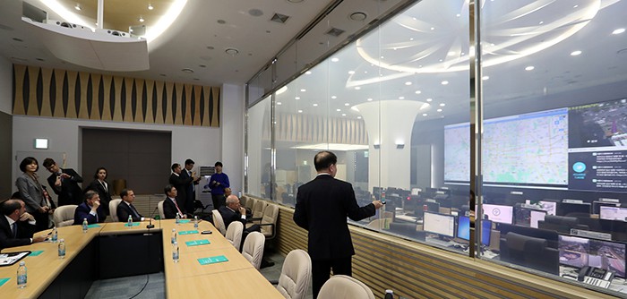 Sao Paulo Mayor Joao Doria and Sao Paulo city government officials listen to an explanation about Seoul’s smart road and traffic information management system, in Seoul on April 13.