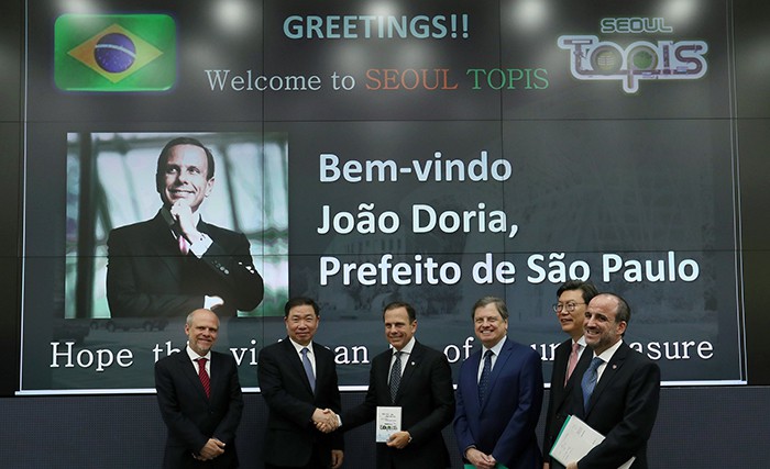 Sao Paulo Mayor Joao Doria (third from left) poses for a photo with Yang YounGye from Seoul’s Transportation Information Center, and Seoul Metropolitan Government Ambassador for International Affairs Kim Chang-Beom, at TOPIS offices in Seoul on April 13.
