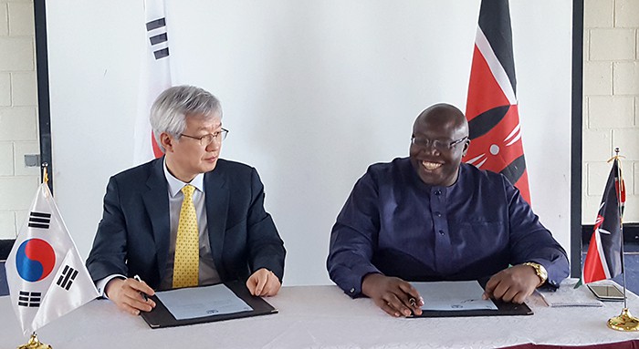 Deputy Minister for Economic Affairs Lee Tae-ho (left) and Kenyan Political and Diplomatic Secretary Tom Amolo sign a set of agreed minutes during the fourth Korea-Kenya economic committee, in Nairobi on April 3. (Ministry of Foreign Affairs)