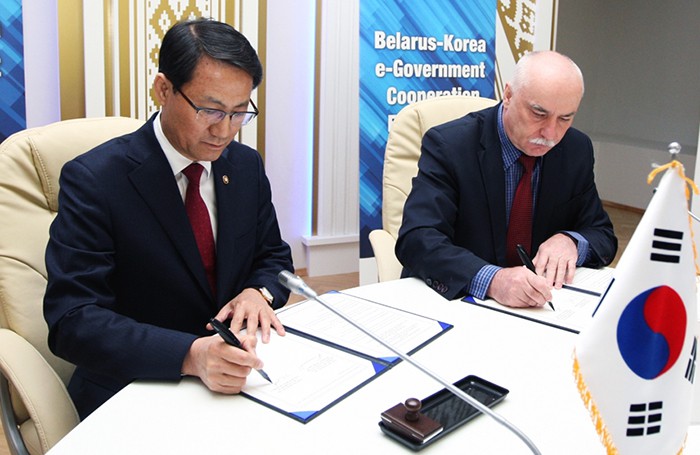 Vice Minister Kim Seong-lyul of the Ministry of the Interior (left) and Belarusian Minister Sergei Popkov from the Ministry of Communications and Informatization sign an MOU at the Belarus-Korea e-Government Cooperation Forum in Minsk on April 26. (Ministry of the Interior)