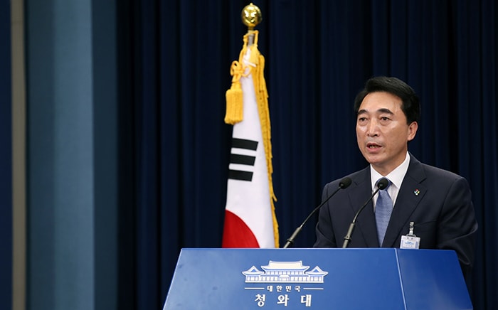 Cheong Wa Dae spokesperson Park Soo-hyun announces the appointment of seven high-rankling administration officials, at the Chunchugwan press center at Cheong Wa Dae on June 6. The photo shows spokesperson Park during a briefing on June 5. (Jeon Han)