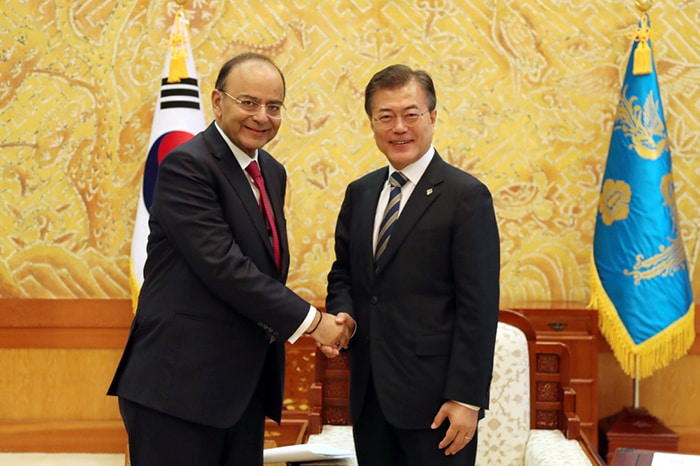 Indian Finance Minister Arun Jaitley (left) is greeted by President Moon Jae-in at Cheong Wa Dae on June 15. (Cheong Wa Dae)