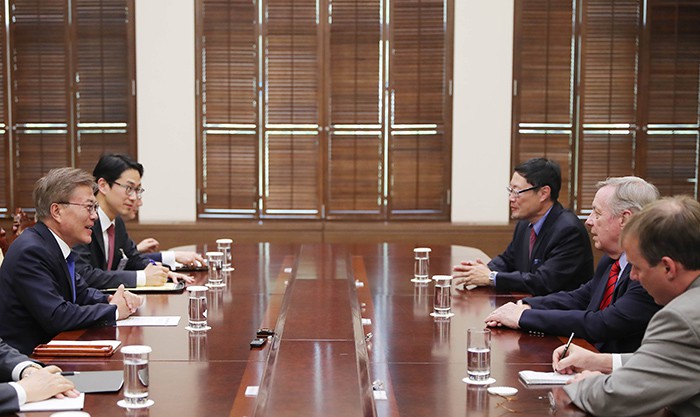 President Moon Jae-in (left) meets with U.S. Senator Dick Durbin at Cheong Wa Dae on May 31.