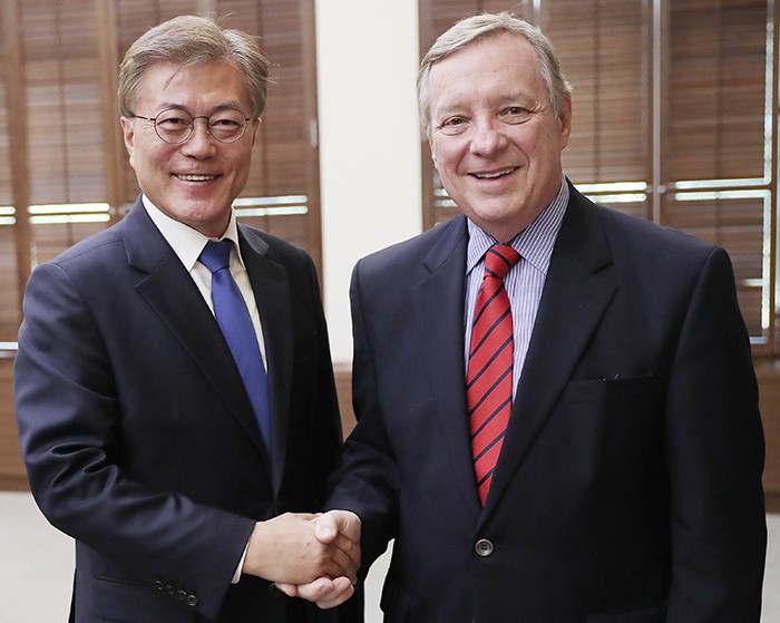 President Moon Jae-in (left) poses for a photo with U.S. Senator Dick Durbin, at Cheong Wa Dae on May 31.