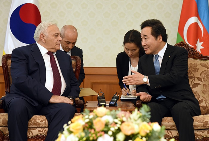 Azerbaijani parliamentary speaker Ogtay Asadov (left) and Prime Minister Lee Nak-yon (right) on June 26 hold a meeting at the government complex in Seoul. (Prime Minister's Office)