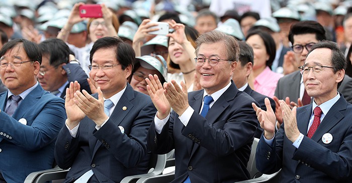 President Moon Jae-in (second from right) applauds with other dignitaries during a ceremony to mark the 22nd anniversary of the Day of the Seas, at the Saemangeum Land Reclamation Site in Jeollabuk-do Province on May 31.