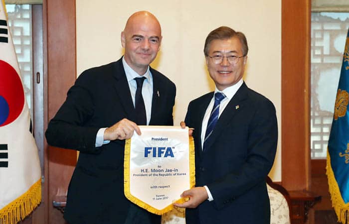FIFA President Gianni Infantino (left) presents a gift to President Moon Jae-in at Cheong Wa Dae on June 12.