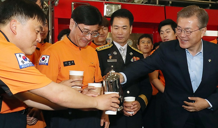 President_FireFighters_Visit_03.jpg