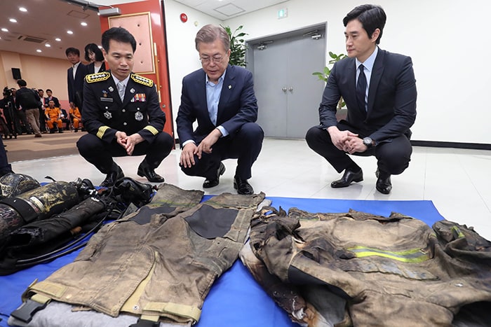 President_Moon_Firefighters_Visit_01.jpg