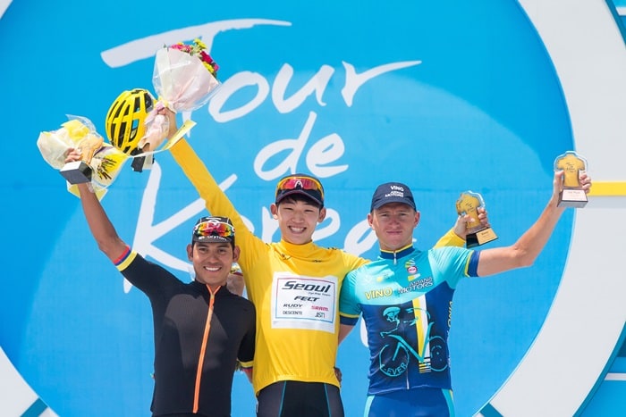 The winner of the Tour de Korea 2017, Min Kyeongho (center), poses for a photo during the awards ceremony at the Peace Plaza, at the Olympic Park in Seoul on June 18. (Korea Sports Promotion Foundation)