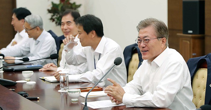 President Moon Jae-in (right) delivers his introductory speech during a meeting with senior secretaries on June 1.