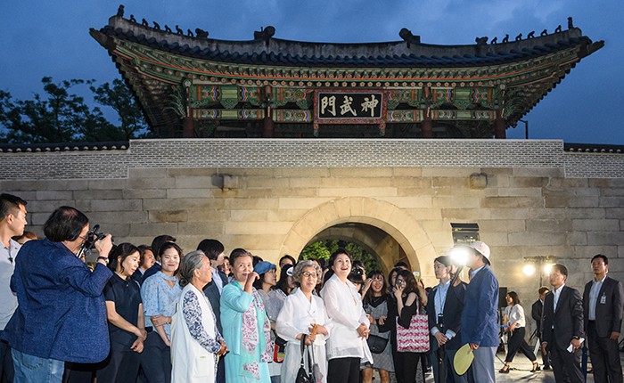 First Lady Kim Jung-sook and onlookers on June 26 see the night view of Cheong Wa Dae from Shinmumun Gate of Gyeongbokgung Palace.