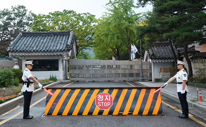 The iron wall that used to be closed in front of Chunchugwan Press Center of Cheong Wa Dae begins to open on June 26.