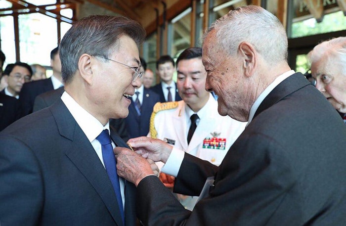 President Moon Jae-in (left) is given a U.S. Marine Corps badge from former Marine Corps Lt. Gen. Stephen Olmstead during Moon's visit to a memorial dedicated to the Jangjin Reservoir Battle (장진호 전투), also known as the Battle of the Chosin Reservoir in the Korean War, at Marine Corps Base Quantico in Virginia on June 28. President Moon introduced Olmstead as 'living proof of history.'