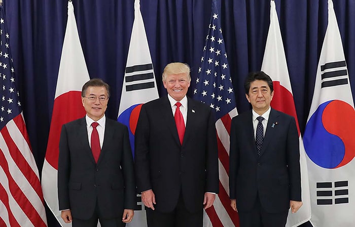 President Moon Jae-in (left) poses for a photo with Donald Trump (center) and Japanese Prime Minister Shinzo Abe, ahead of a trilateral dinner in Hamburg, Germany, on July 6. (Cheong Wa Dae)