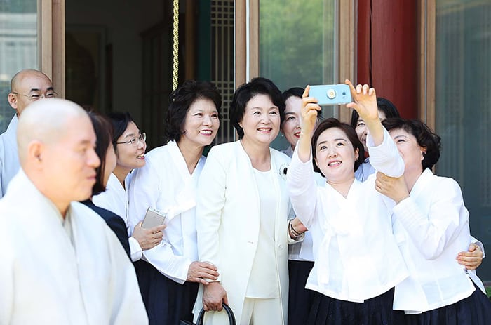 First lady Kim Jung-sook poses for a selfie with other visitors to Bongeunsa Temple in southern Seoul on July 25.