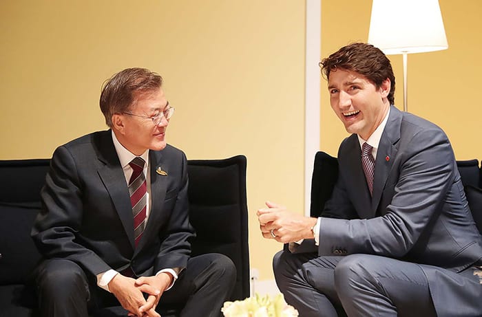 President Moon Jae-in and Canadian Prime Minister Justin Trudeau hold a meeting on the sidelines of the G20 Summit in Hamburg, Germany, on July 8.