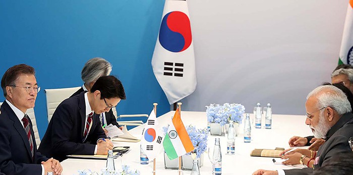 President Moon Jae-in and Indian Prime Minister Narendra Modi hold a summit meeting on the sidelines of the G20 Summit in Hamburg, Germany, on July 8.