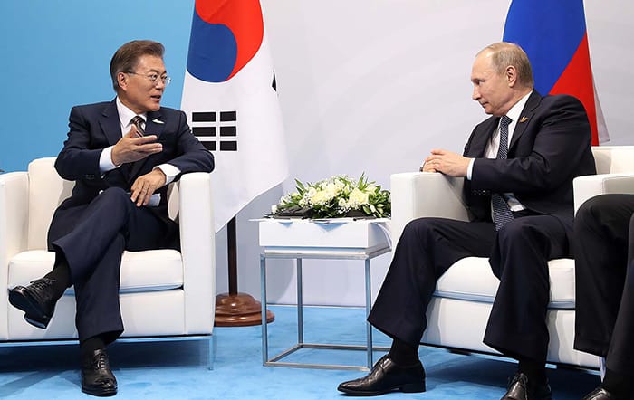 President Moon Jae-in (left) and Russian President Vladimir Putin hold a summit meeting on the sidelines of the G20 Summit in Hamburg, Germany, on July 7.