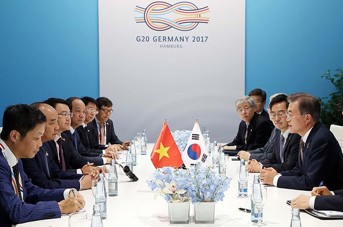 President Moon Jae-in and Vietnamese Prime Minister Nguyen Xuan Phuc hold a summit meeting to discuss issues of common interest on the sidelines of the G20 Summit in Hamburg, Germany, on July 8.