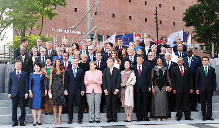 German Chancellor Angela Merkel (front row, fifth from left), the host of the G20 Summit this year, says in a press briefing following the G20 Retreat Session on July 7 that all the leaders expressed a collective concern over North Korea. In the photo above, leaders of the G20 countries and other international organizations pose for a photo before a concert at the Elbphilharmonie concert hall. (Cheong Wa Dae)