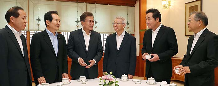 President_Moon_Five_Top_aids_meeting_01.jpg