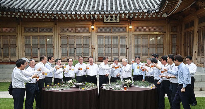 President Moon Jae-in (center) holds a meeting with business leaders at Sangchunjae Hall in Cheong Wa Dae on July 27.