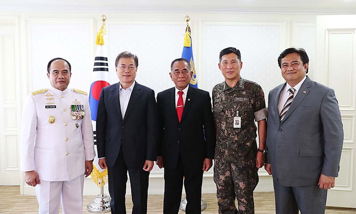 President Moon Jae-in (second from left) poses for a photo with Indonesian Defense Minister Ryamizard Ryacudu (third from left) and other officers, at the Jinhae Naval Base in Gyeongsangnam-do Province on Aug. 2.