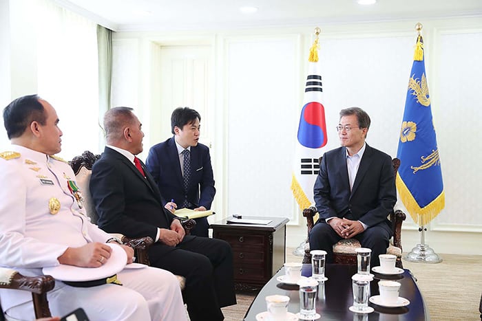 President Moon Jae-in holds a meeting with Indonesian Defense Minister Ryamizard Ryacudu (second from left) at the Jinhae Naval Base in Gyeongsangnam-do Province on Aug. 2.