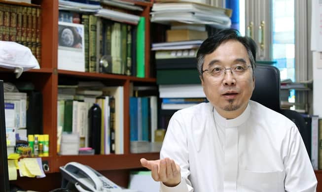 A. Rahman Lee Ju-Hwa, imam at the Korea Muslim Federation, speaks with Korea.net at the Seoul Central Masjid in Itaewon on Aug. 8. (Jeon Han)