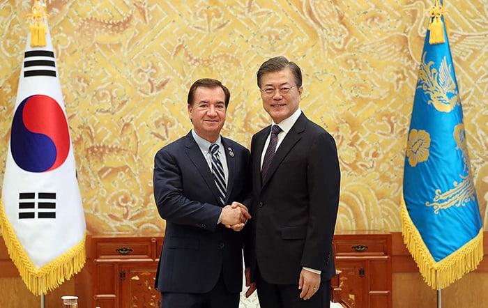 President Moon Jae-in (right) meets with Representative Ed Royce, chairman of the House Committee on Foreign Affairs, at Cheong Wa Dae on Aug. 28.