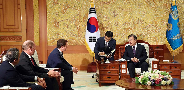 President Moon Jae-in meets with Representative Ed Royce and other members of the U.S. House Committee on Foreign Affairs, at Cheong Wa Dae on Aug. 28.
