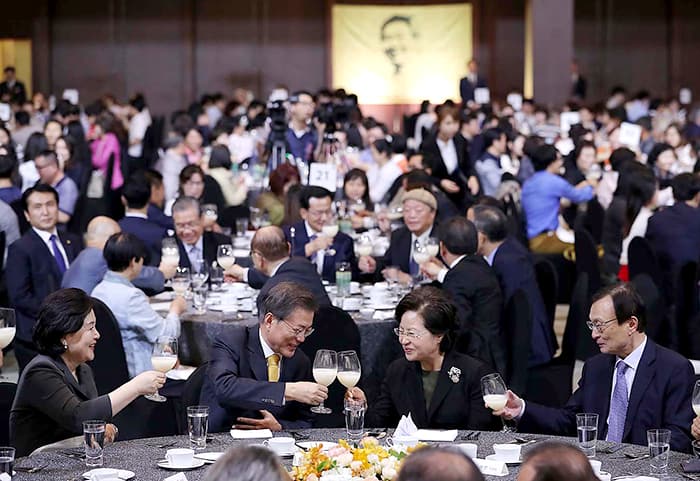 President Moon Jae-in and first lady Kin Jung-sook offer a toast to other dignitaries during a ceremony to mark the 10th anniversary of the Oct. 4, 2007, South-North summit declaration, at the 63 Building in Seoul on Sept. 26.