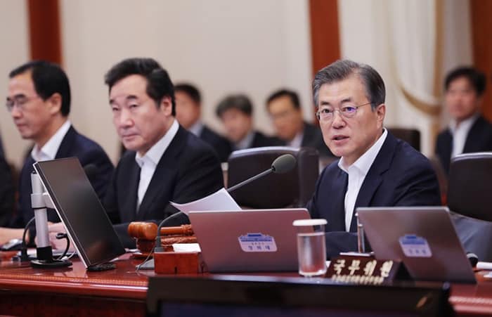President Moon Jae-in presides over a cabinet meeting at Cheong Wa Dae on Sept. 5. (Cheong Wa Dae)