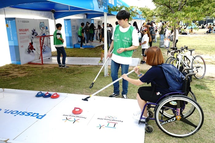 A hands-on activity booth lets people try wheelchair curling, one of the sports at the PyeongChang 2018 Olympic and Paralympic Winter Games, at the '88 Olympic Bridge' promotional booth at Yeouido Hangang Park in Seoul on Sept. 23.