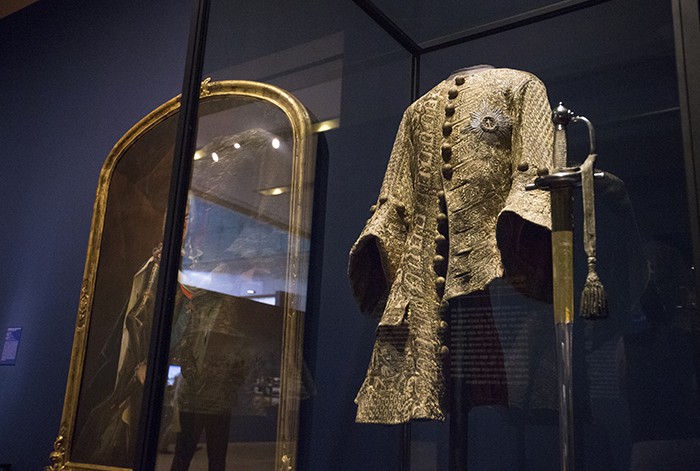 The uniform worn by Augustus II the Strong is a historical item that reflects the process through which he both lost and then regained the Polish crown during the Great Northern War (1700-1721).