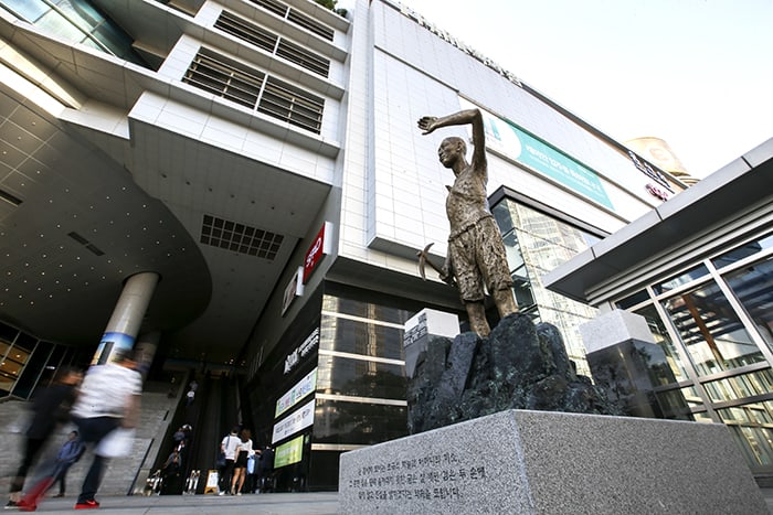 A statue of a forced laborer from colonial times is erected at Yongsan Station in Seoul on Aug. 12 to publicize the issue of men being drafted into labor units for the Imperial Japanese armed forces, and to offer tribute to the victims thereof.