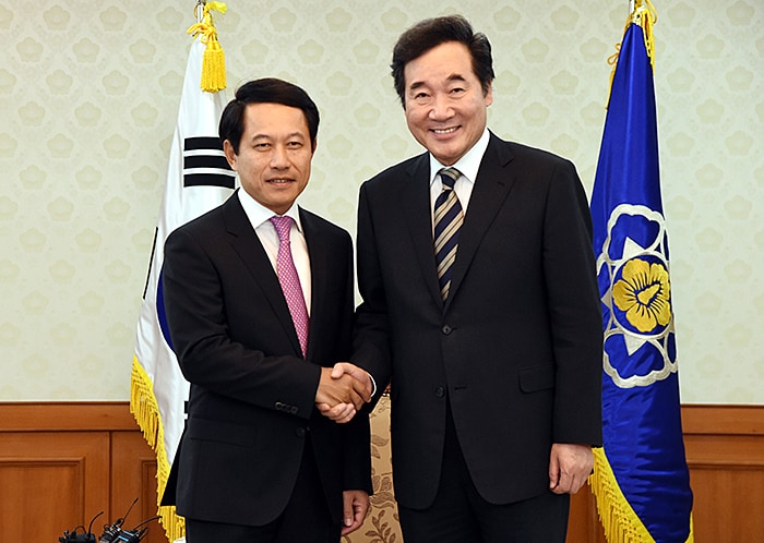 이낙연 총리(오른쪽)가 지난 8월 30일 정부서울청사에서 살름싸이 꼼마싯 라오스 외교장관과 악수하고 있다.